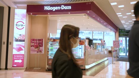 Käufer-Gehen-Am-Geschäft-Der-Amerikanischen-Eiscreme-Marke-Häagen-Dazs-In-Hongkong-Vorbei