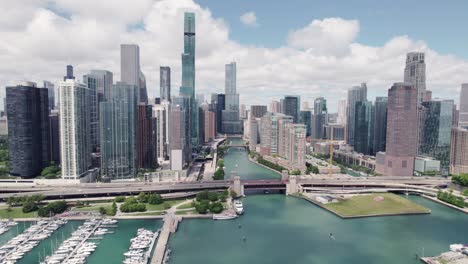 Luftaufnahme-Der-Skyline-Von-Chicago-Im-Stadtzentrum-Und-Drohnenansicht-Entlang-Der-Wolkenkratzer-An-Einem-Sonnigen-Tag,-Totalaufnahme-Mit-Dolly-Out