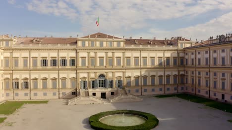 Monza-Villa-Reale-Wurde-Mit-Einer-Drohne-Aufgenommen,-Die-In-Der-Nähe-Des-Brunnens-Startete-Und-Den-Park-Erreichte