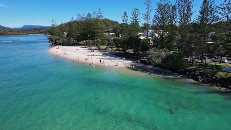 Menschen-Im-Kevin-Gates-Park-In-Der-Awoonga-Avenue,-Burleigh-Heads,-Queensland,-Australien