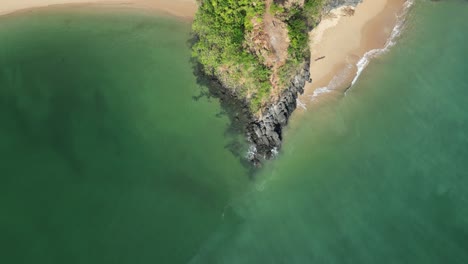 Vista-Aérea-Del-Paisaje-Marino-Desde-Un-Dron-Sobre-La-Pintoresca-Costa-Del-Canal-De-Mozambique,-Mohéli-O-Mwali,-Parte-De-La-Unión-De-Las-Comoras