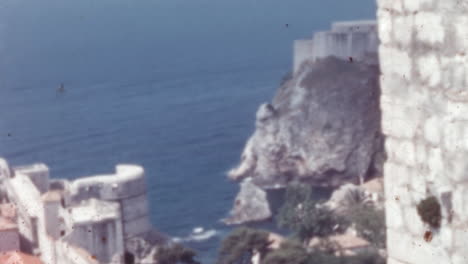 Detail-Der-Mittelalterlichen-Mauern-Mit-Blick-Auf-Das-Meer-Mit-Dächern-In-Dubrovnik-Der-1960er-Jahre