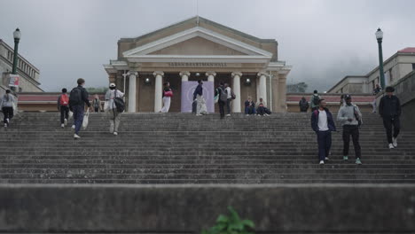 Young-students-on-Cape-Town-University-campus-on-overcast-day