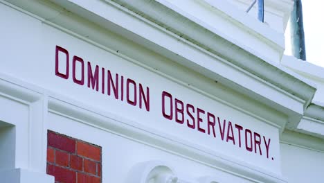 Close-up-of-Dominion-Observatory-sign-and-building-in-Wellington-botanic-gardens-in-capital-city-of-New-Zealand-Aotearoa