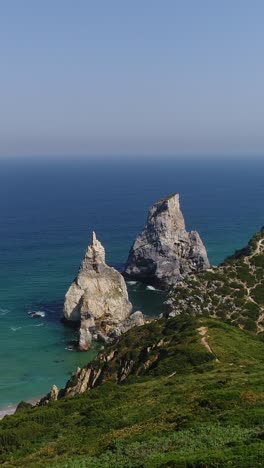 Luftaufnahme-Des-Strandes-Praia-Da-Ursa,-Portugal,-Vertikales-Video