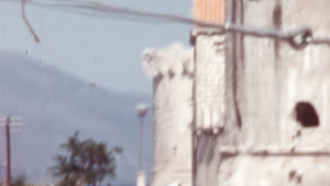 Personas-Caminando-Por-La-Carretera-Costera-Cerca-De-La-Ciudadela-De-La-Isla-De-Korcula-En-La-Década-De-1960