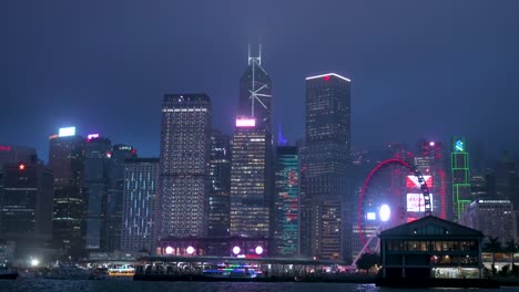 Nachtansicht-Vom-Victoria-Harbour-Mit-Der-Dynamischen-Skyline-Von-Hongkong-Und-Dem-Finanzviertel,-Einschließlich-Des-Bank-Of-China-Towers-Und-Anderer-Wolkenkratzer