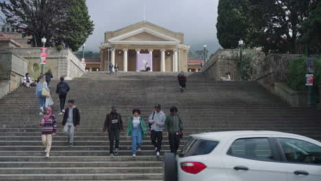 Eine-Bunt-Gemischte-Gruppe-Junger-Universitätsstudenten-Geht-Die-Zentralen-Stufen-Auf-Dem-Campus-Der-Universität-Von-Kapstadt-Entlang