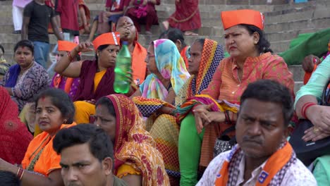 Grupo-De-Mujeres-Indias-Tradicionales-Sentadas-Juntas-Para-Asistir-A-Un-Evento-Promocional-Del-BJP