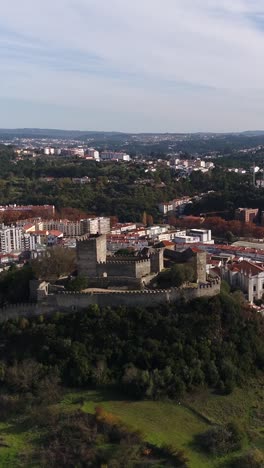 Vídeo-Vertical-Del-Castillo-De-Leiria,-Vista-Aérea-De-Portugal