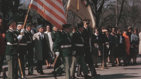 Veteranos-Acercándose-A-La-Tumba-Del-Soldado-Desconocido-Con-La-Bandera-Estadounidense-En-La-Década-De-1950