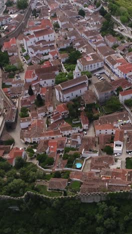 Vista-Aérea-Del-Castillo-Y-La-Ciudad-De-Óbidos,-Portugal