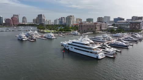 Aerial-rising-shot-of-waterfront-with-parking-yacht-and-boats-in-West-Palm-Beach-City,-Florida