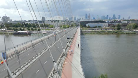 El-Puente-Tiene-Sus-Elegantes-Cables-Que-Se-Elevan-Como-Los-Brazos-Extendidos-Del-Guardián-De-La-Ciudad.