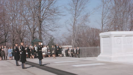 Feierliche-Militärzeremonie-Am-Grab-Des-Unbekannten-Soldaten,-Arlington-Cemetery,-1950er-Jahre