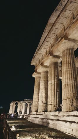 Vertical-video-of-people-visiting-the-Greek-temples-of-Paestum-at-night