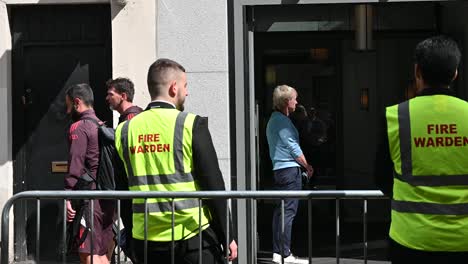 Gente-Saliendo-A-Jugar-Un-Partido-Del-FC-Barcelona-En-Londres,-Reino-Unido