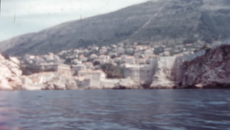 Festung-In-Dubrovnik-Vom-Boot-Aus-Gesehen,-Berühmter-Drehort-Von-Game-Of-Thrones-In-Den-1960er-Jahren