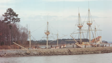 Réplica-De-Susan-Constant-Amarrada-Detrás-Del-Muelle-Del-Puerto-De-Jamestown,-Virginia,-Década-De-1950