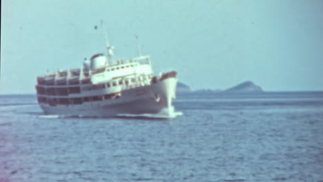 Jugoslawische-Jadrolinija-Fähre-Läuft-Mit-Hoher-Geschwindigkeit-In-Den-Hafen-Von-Dubrovnik-Ein,-1960er-Jahre