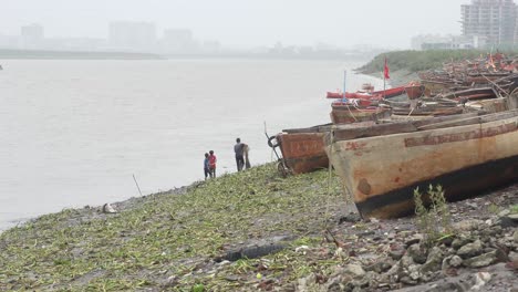 Fishermen-prepare-to-catch-fish-in-Dummus-Beach