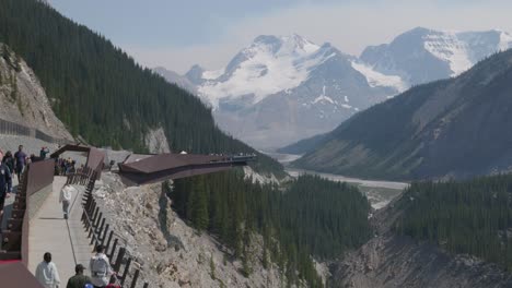 Icefield-Skywalk-touristic-attraction-in-Rocky-Mountains-National-Park-in-Canada