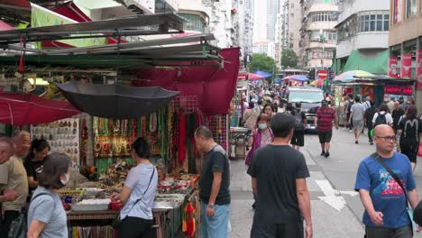 Los-Compradores-Buscan-Piedras-De-Jade-Y-Collares-Chinos-En-Un-Puesto-De-Mercado-En-Un-Bazar-Callejero-De-Hong-Kong.