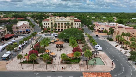 Town-Square-with-palm-trees-in-The-Villages-City,-Florida,-USA