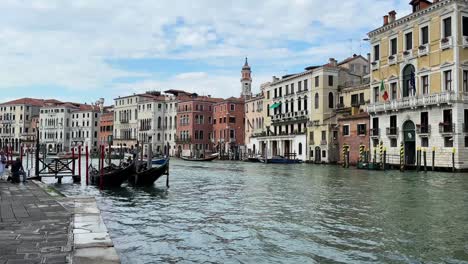 Tourists-Lining-Up-For-Gondola-Rides-On-The-Grand-Canal-In-Venice,-Italy