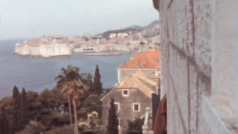 Edificios-Históricos-De-Korcula-Vistos-Desde-Una-Ventana-Con-Vistas-Al-Paseo-Marítimo,-Década-De-1960