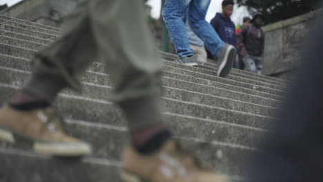 Estudiantes-Subiendo-Las-Escaleras-En-El-Campus-Universitario-De-La-Universidad-De-Ciudad-Del-Cabo-En-Sudáfrica