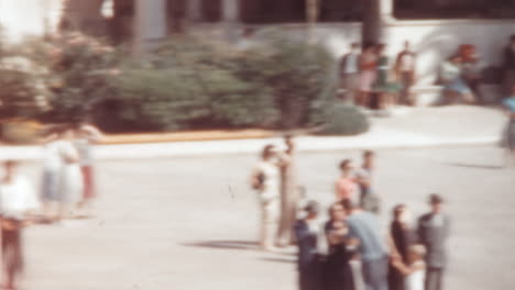 Turistas-Con-La-Moda-De-Los-Años-60-En-El-Exterior-Del-Hotel-Korcula-De-La-Ville-En-Un-Día-Soleado,-Década-De-1960