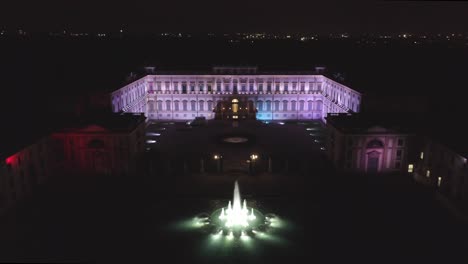 Movimento-di-avvicinamento-con-drone-alla-Villa-reale-di-Monza-ripresa-di-notte