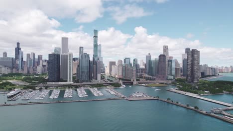 Luftaufnahme-Der-Skyline-Der-Innenstadt-Von-Chicago-Und-Drohnenansicht-Entlang-Der-Wolkenkratzer-Bei-Sonnigem-Und-Wolkenbedecktem-Kreis