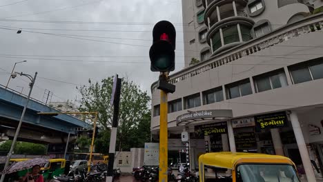 in-the-raining-traffic-following-rules-of-traffic-signals