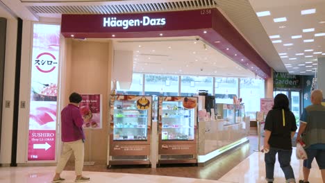 Chinesische-Käufer-Kommen-Am-Häagen-Dazs-Geschäft-In-Hongkong-Vorbei