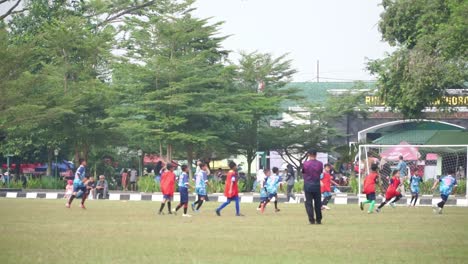 Kinder-Spielen-Fußball-Auf-Einem-Feld-Im-Stadtpark