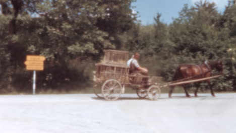 Hölzerner-Pferdewagen-Mit-Menschen-Auf-Der-Straße-Zwischen-Ljubljana-Und-Zagreb-In-Den-1960er-Jahren