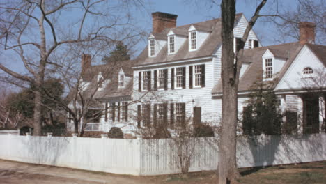 Haus-Aus-Der-Kolonialzeit-Entlang-Einer-Historischen-Straße-In-Williamsburg,-1950er-Jahre