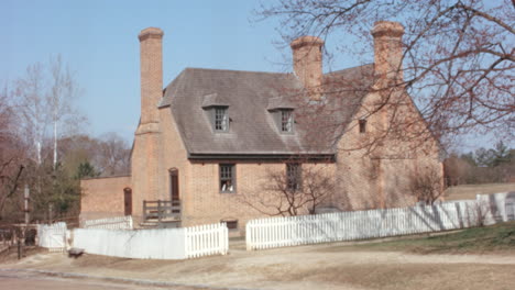 Casa-De-Ladrillo-De-La-época-Colonial-En-La-Campiña-De-Virginia,-Williamsburg,-Década-De-1950