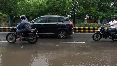 Tráfico-En-La-Calle-Rajkot-Disfrutando-De-La-Lluvia