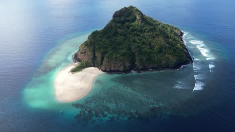 Vista-Aérea-De-Arriba-Hacia-Abajo-De-Un-Pequeño-Islote-Con-Agua-Azul-Cristalina-Prístina-Del-Océano-Y-Una-Playa-Tropical-De-Arena-Blanca-Con-Arrecifes-De-Coral.-Drone-Volando-Sobre-Mohéli-O-Mwali,-Parte-De-La-Unión-De-Las-Comoras.