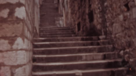 Escalera-Estrecha-Entre-Antiguos-Muros-De-Piedra-En-El-Casco-Antiguo-De-Dubrovnik,-Década-De-1960