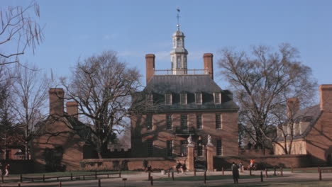 Fassade-Des-Gouverneurspalastes-Mit-Vorbeifahrenden-Fahrrädern-In-Williamsburg,-Virginia,-1950er-Jahre