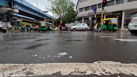 Viele-Autos-Fahren-Durch-Eine-Ampel