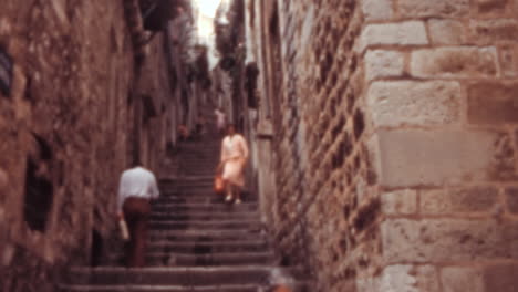 Gente-En-Una-Escalera-Empinada-Hacia-La-Calle-Stradun,-En-El-Centro-De-Dubrovnik,-Años-60