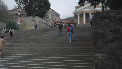 Jóvenes-Estudiantes-Africanos-En-El-Campus-Principal-De-La-Universidad-De-Ciudad-Del-Cabo,-Sudáfrica