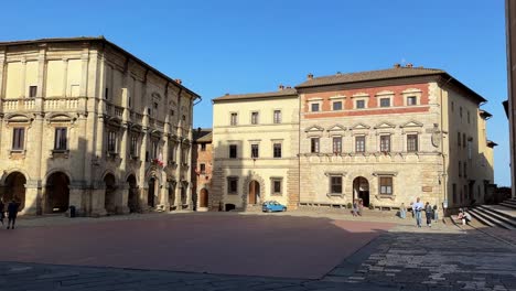 Toma-Panorámica-De-La-Plaza-De-La-Ciudad-De-Montepulciano-En-Toscana,-Italia