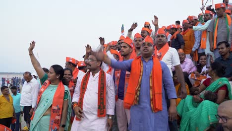 Una-Multitud-De-Partidarios-Del-BJP-Corearon-Consignas-Para-Apoyar-Al-Candidato-Del-BJP-Y-Primer-Ministro-Yogi-Adityanath-Durante-La-Campaña-Electoral-De-La-Lok-Sabha-En-Assi-Ghat