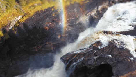 Ein-Ruhiger-Und-Doch-Eindrucksvoller-Blick-Auf-Einen-Wasserfall,-Aufgenommen-Von-Oben,-Wobei-Wasser-Und-Felsen-Die-Szene-Dominieren